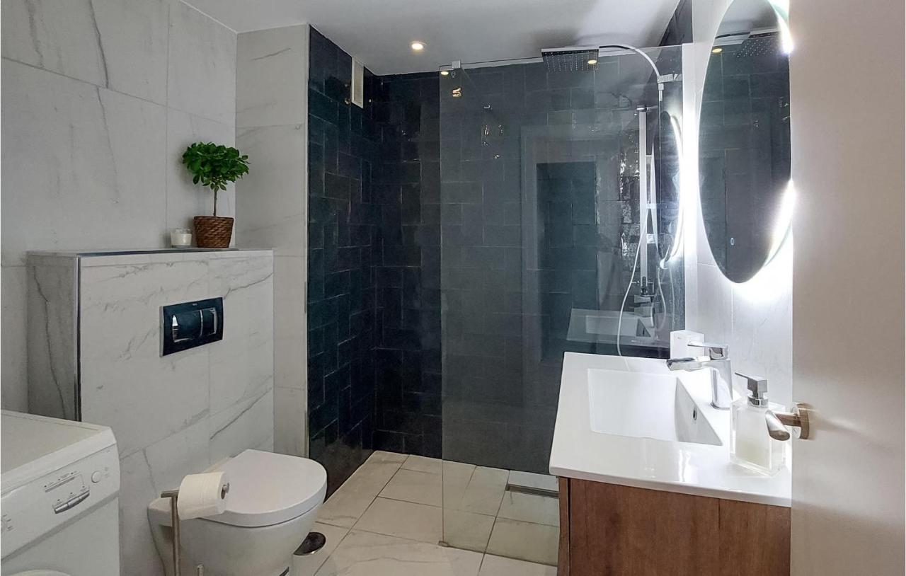 2 Bedroom Amazing Apartment In Mijas Exterior foto